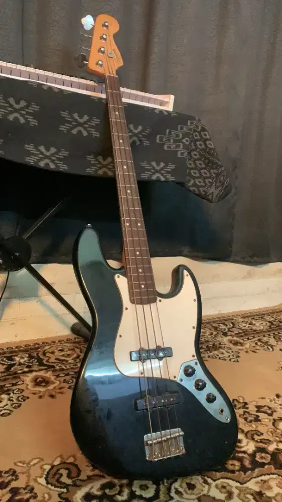 Di jual Squier Affinity Jazz Bass Guitar