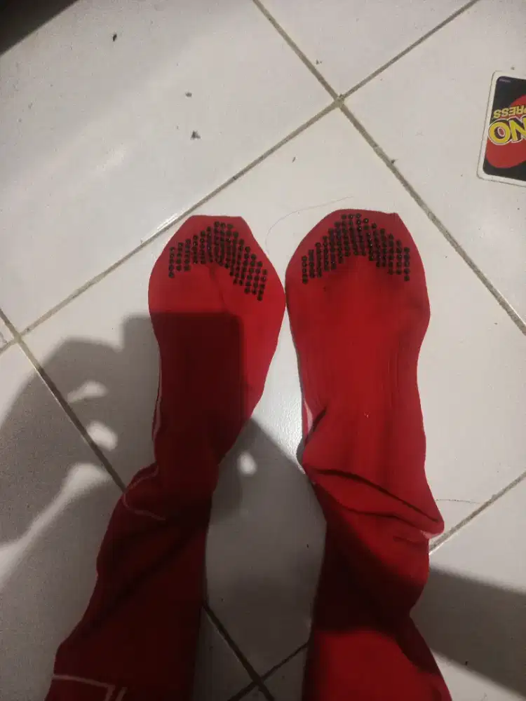 Kaos kaki ortuseight warna merah boleh nego