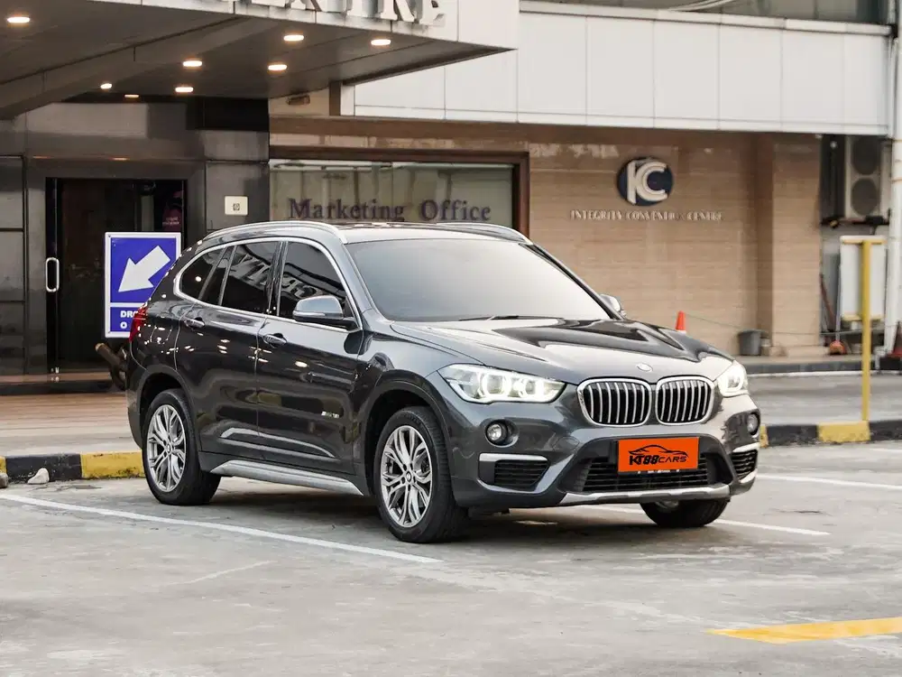 BMW X1 sDrive xLine 1.5 AT 2017 Abu-Abu