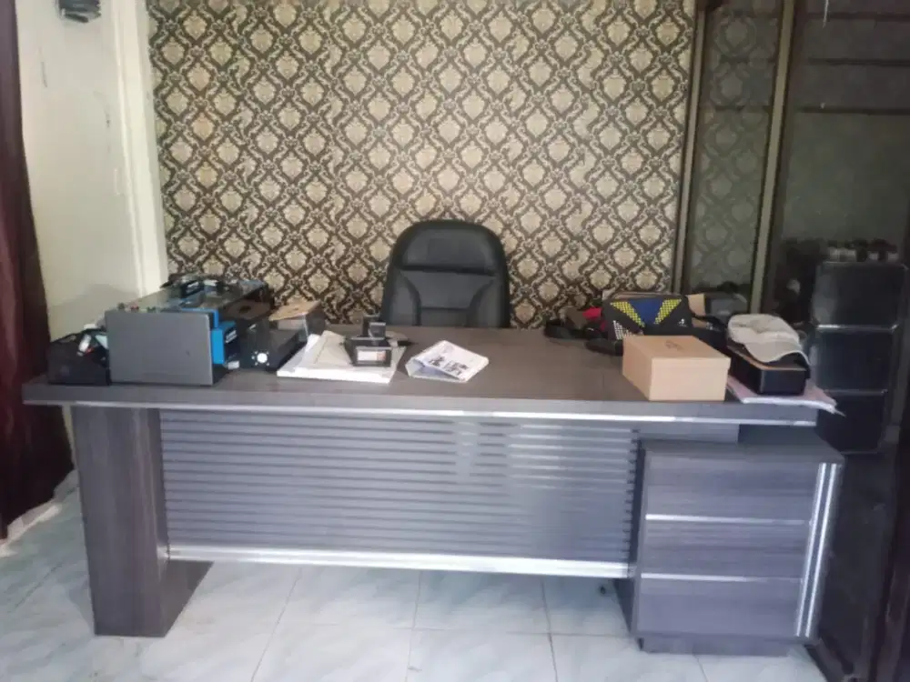 MEJA DIREKTUR JARANG PAKAI