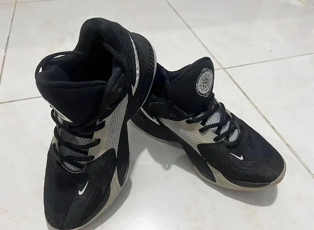 Sepatu basket Freak 4