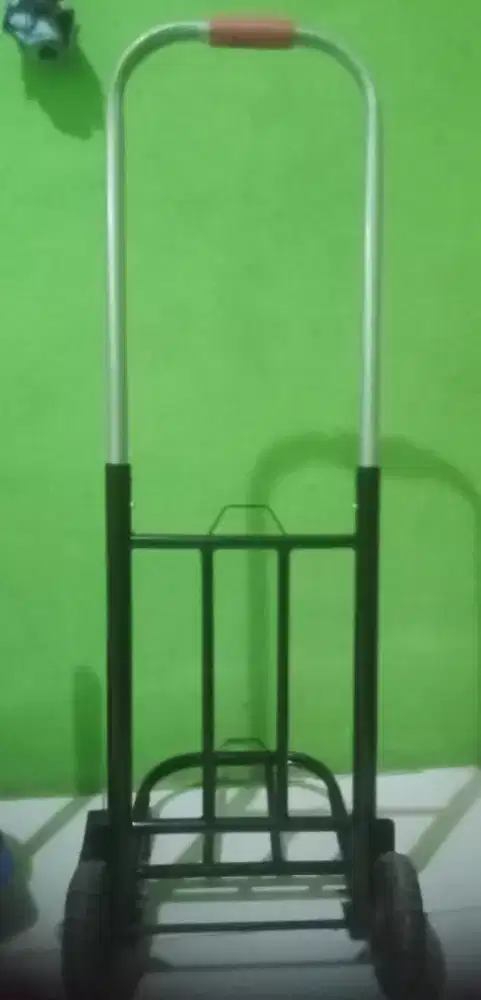 Troli pengakut barang