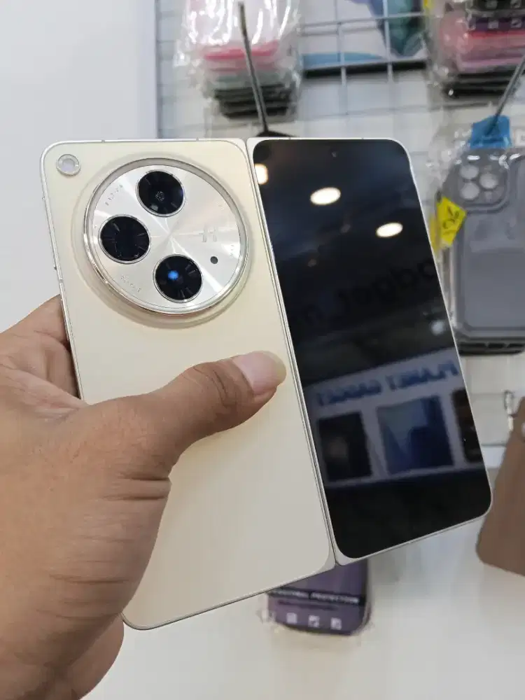 Oppo fold N3 minus layar dlm nyala cm ada bercak