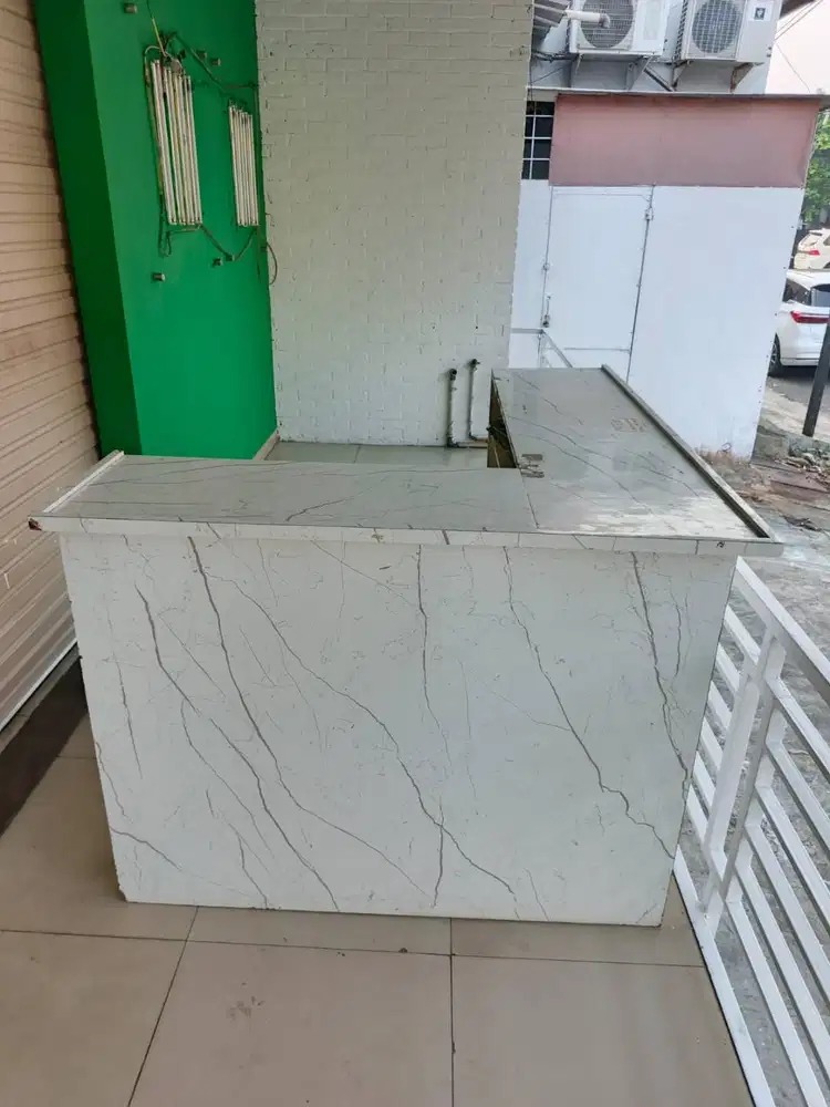 Meja Kasir Motif Marmer Mewah