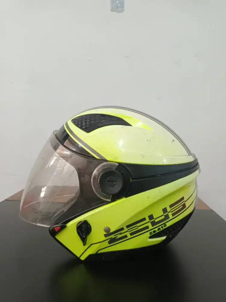 Helm merek  Zeuz