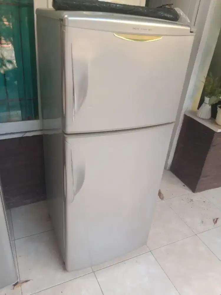 Kulkas sanyo 2 pintu kurang dingin minta isi freon