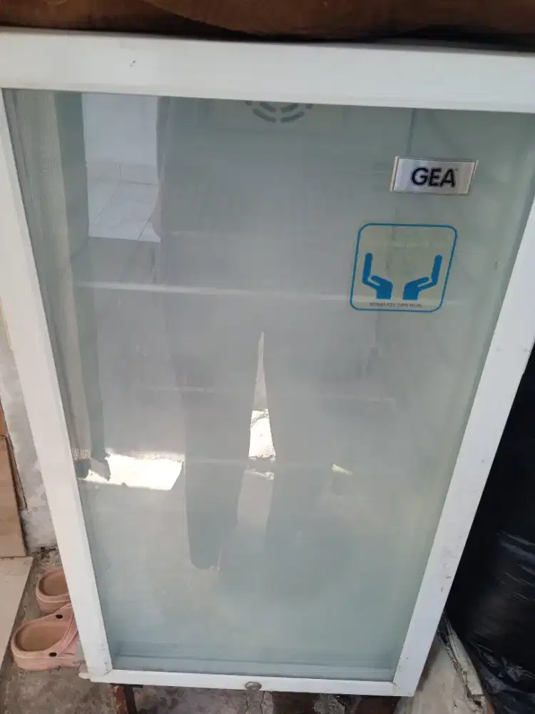 Jual showcase masih bagus minus kacanya buram