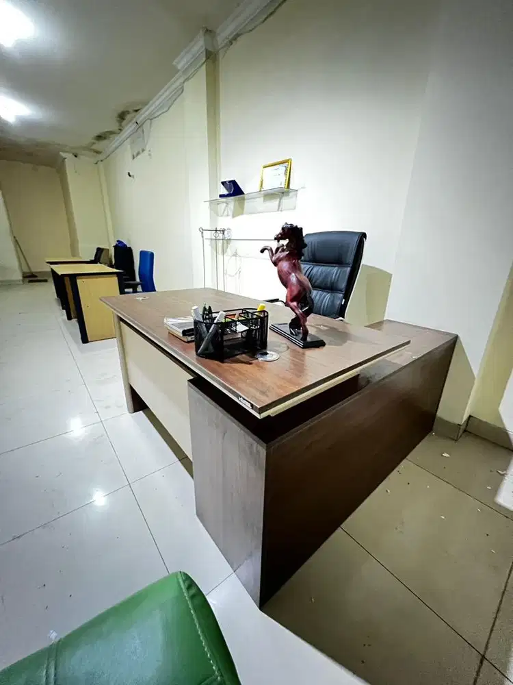 Meja kantor saja