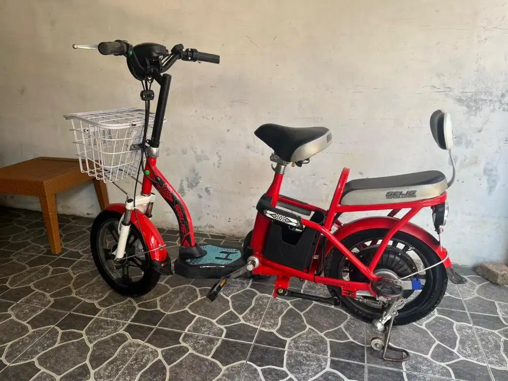 sepeda listrik merk SELIS merah