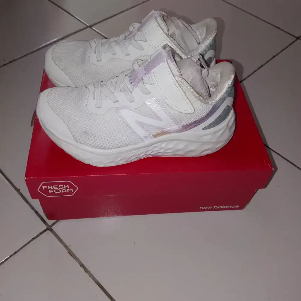 SEPATU ANAK PEREMPUAN MEREK NB
