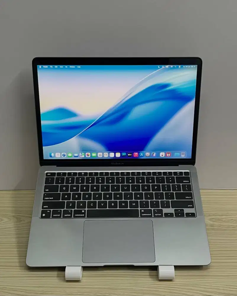 MacBook Air 2020 M1-MGN63 RAM 8GB SSD 256GB Layar 13.3 QHD