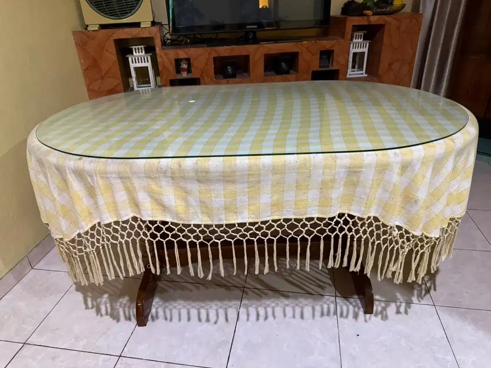 Meja makan kayu