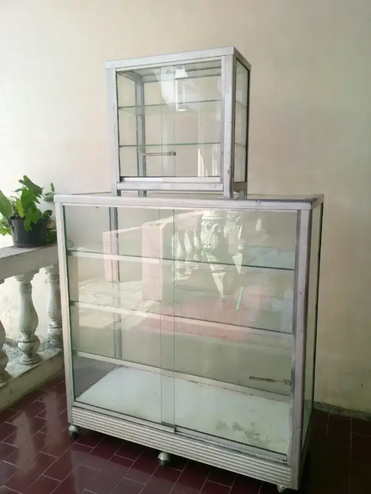 Etalase Kaca Aluminium
