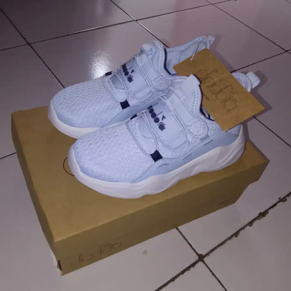 SEPATU UNTUK ANAK PEREMPUAN MEREK DIADORA