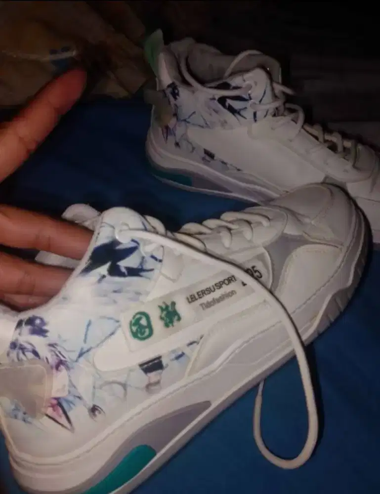 Sepatu Bermotif Keren
