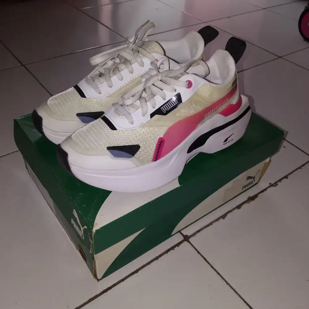 SEPATU WANITA DEWASA MEREK PUMA
