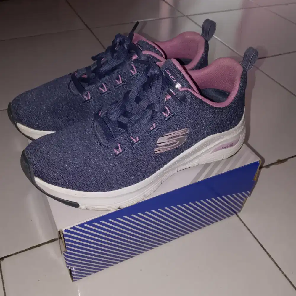SEPATU WANITA DEWASA MEREK SKECHERS