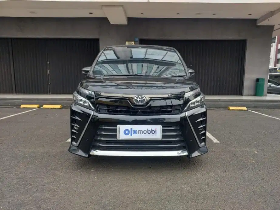 LOW DP Toyota Voxy 2.0 Bensin-AT 2021 VVI