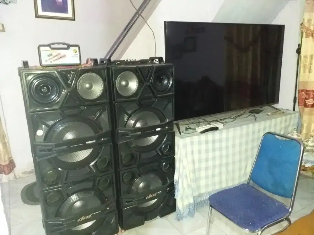 Smart TV merk Sharp 70 inch dan Speaker besar merk DAT 12 inch.