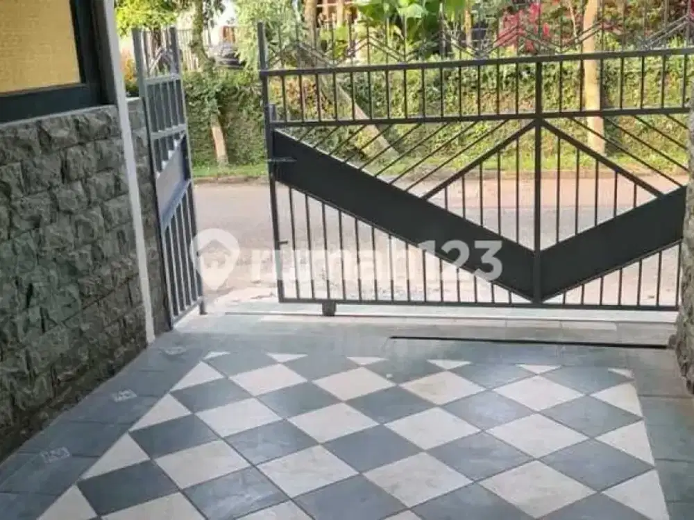 Disewakan Rumah Nyaman 2 Lantai di Bintaro Sektor 5, Tangerang Selatan, knta