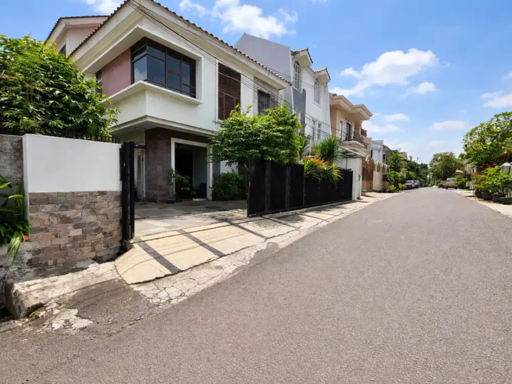 RUMAH MEWAH DI TEBET BARAT DEKAT ECO PARK, JALANAN LEBAR !