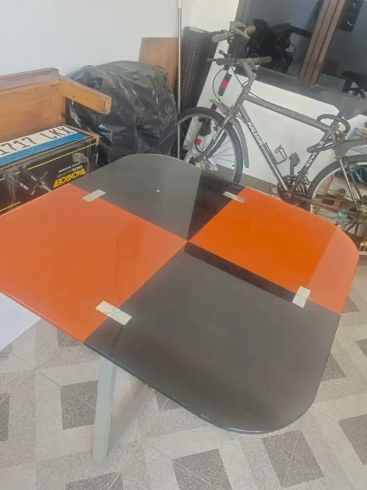 Di jual meja makan second minimalis. Kondisi bagus. Siap pakai