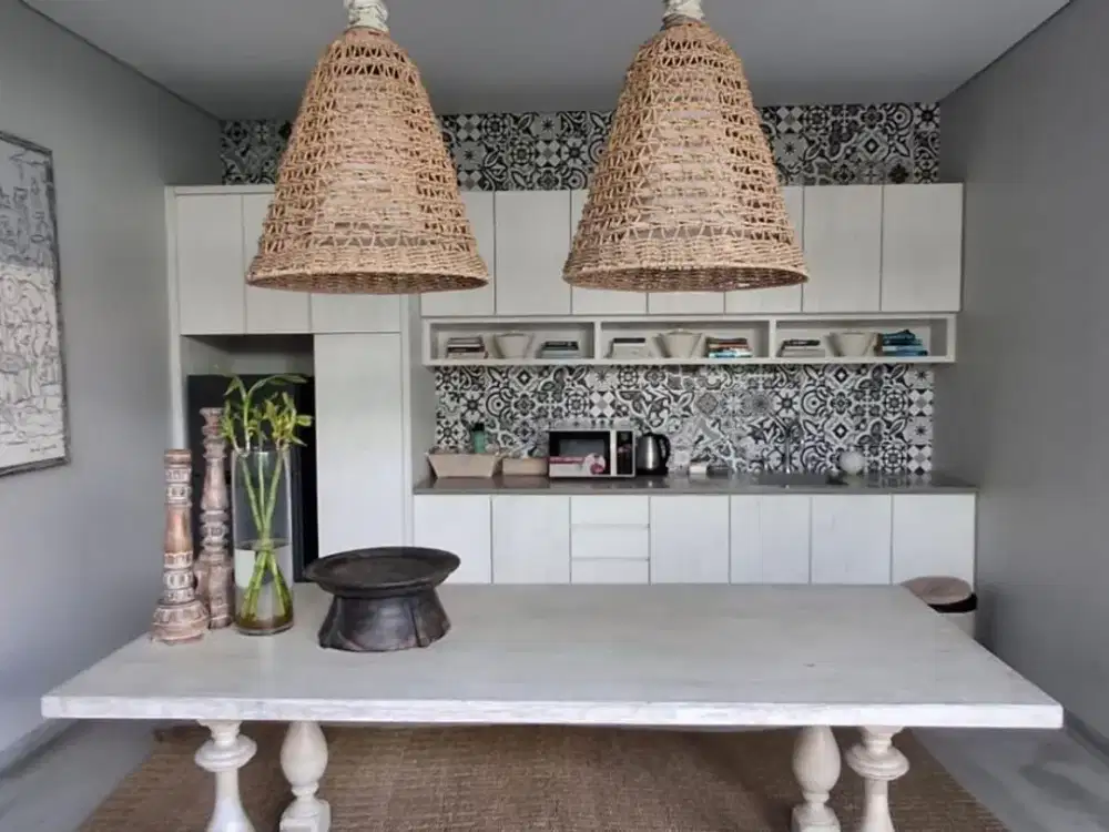 Vila 4 Kamar Tidur + Kantor Dijual, di Seminyak