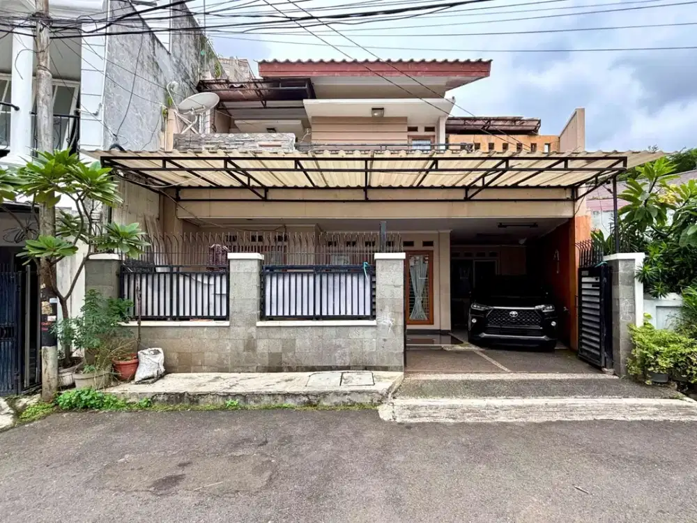 DEPAN RUMAH LANGSUNG LAPANGAN BADMINTON  RUMAH DI TEBET DEKAT DENGAN STASIUN KRL TEBET
