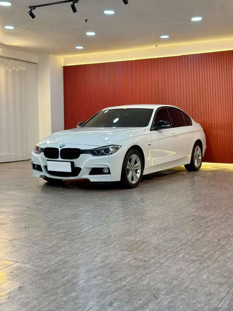 (Km 27 Rb) BMW 320i Sport 2.0 AT 2014