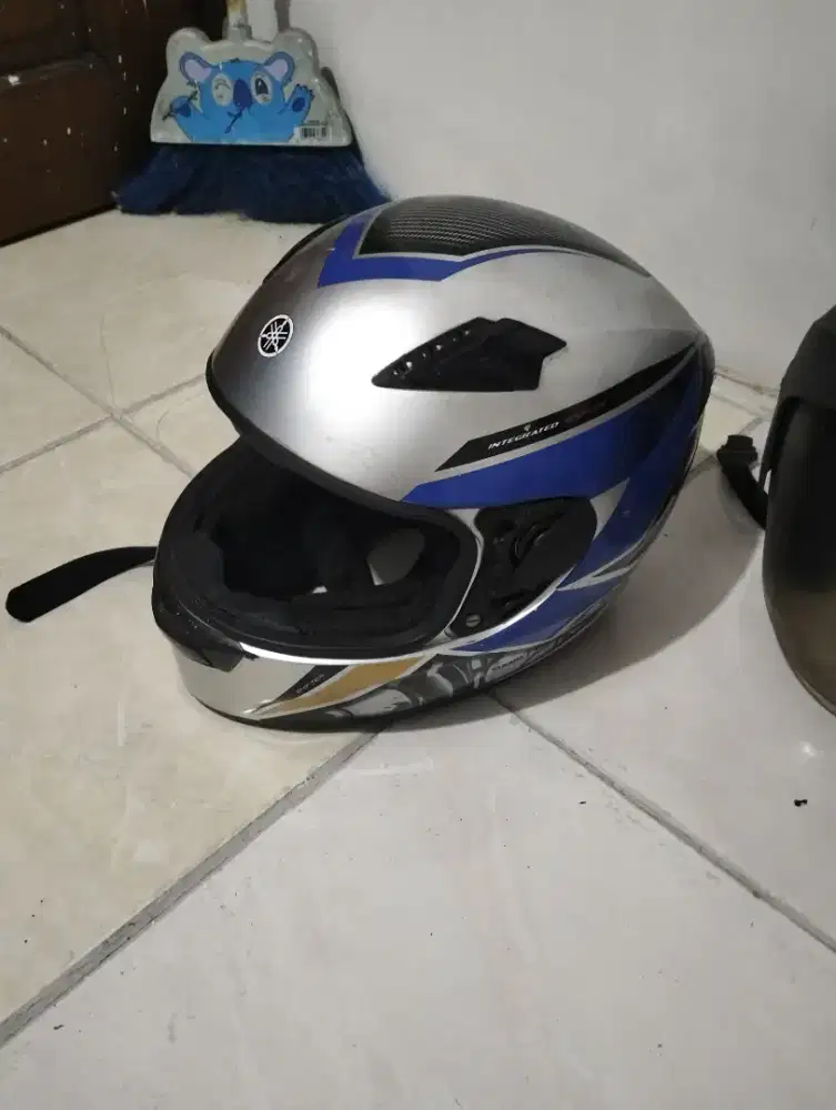 Helm Honda dan helm full face Yamaha