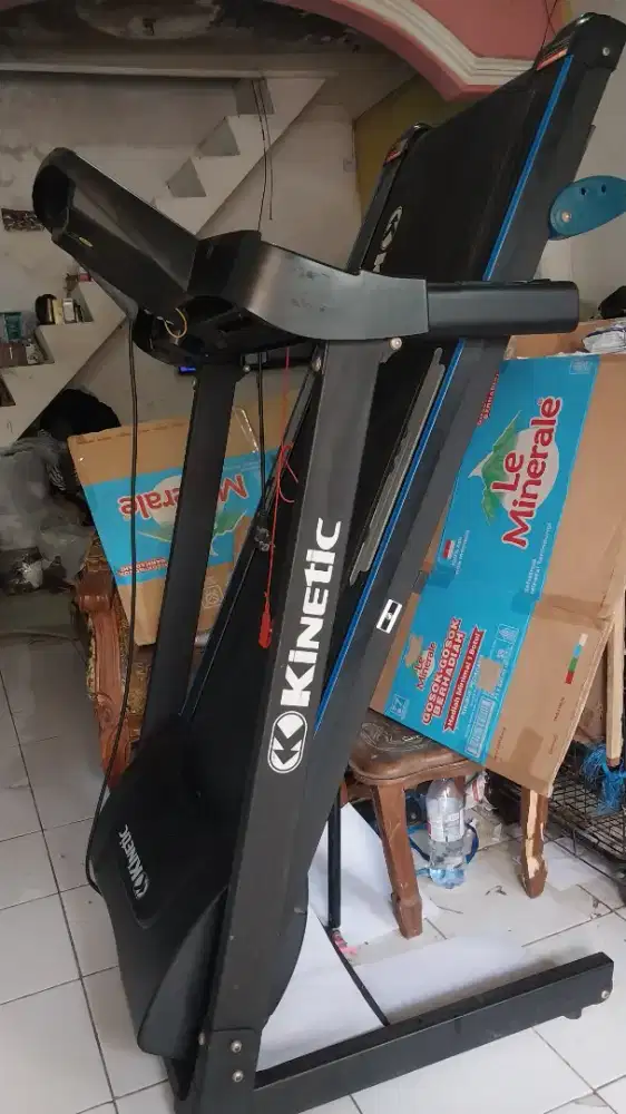 Treadmill Digital ukuran besar merk Kinetic