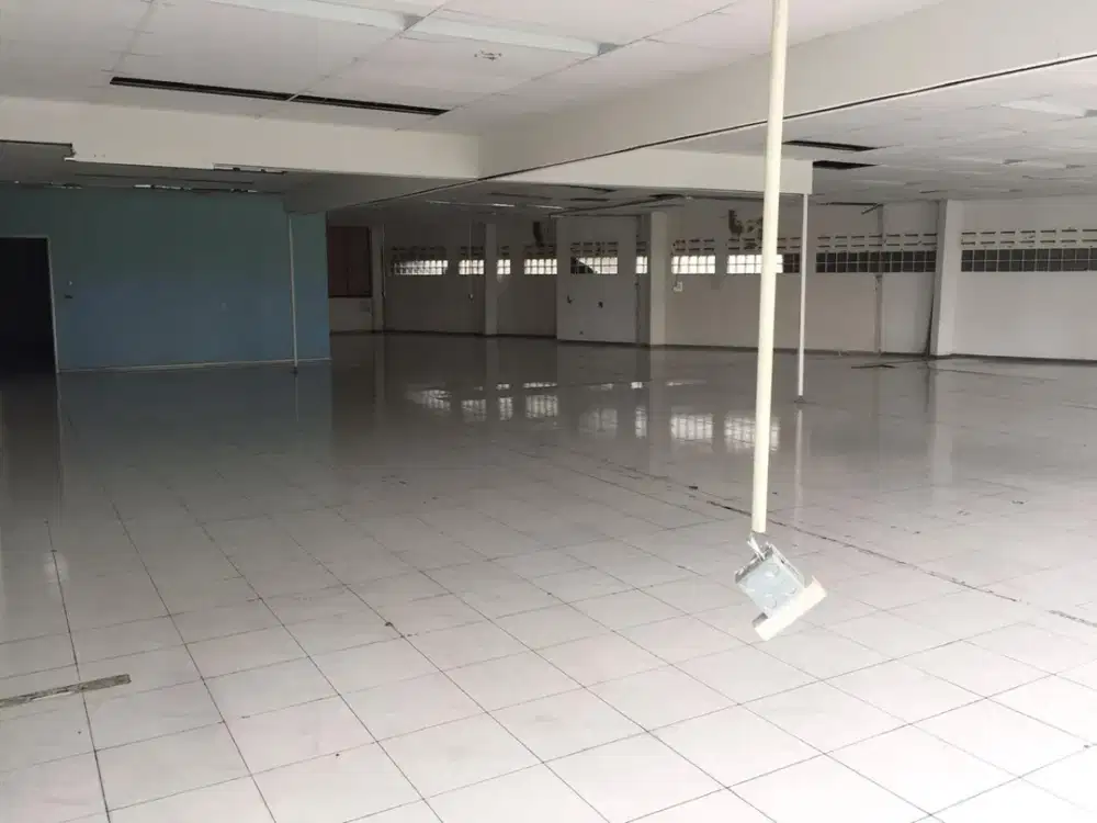 Y. DISEWAKAN RUANG USAHA MAINROAD SAYAP CIPAGANTI BANDUNG PARKIRAN LUAS