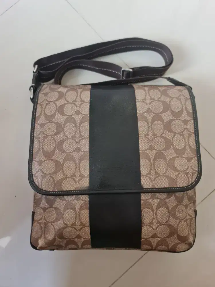 177. Coach Slingbag Pria Signature Dark Brown
Seri : F70757

Preloved