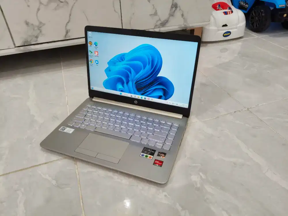 laptop hp ryzen 3 8/512gb muluss tanpa minus