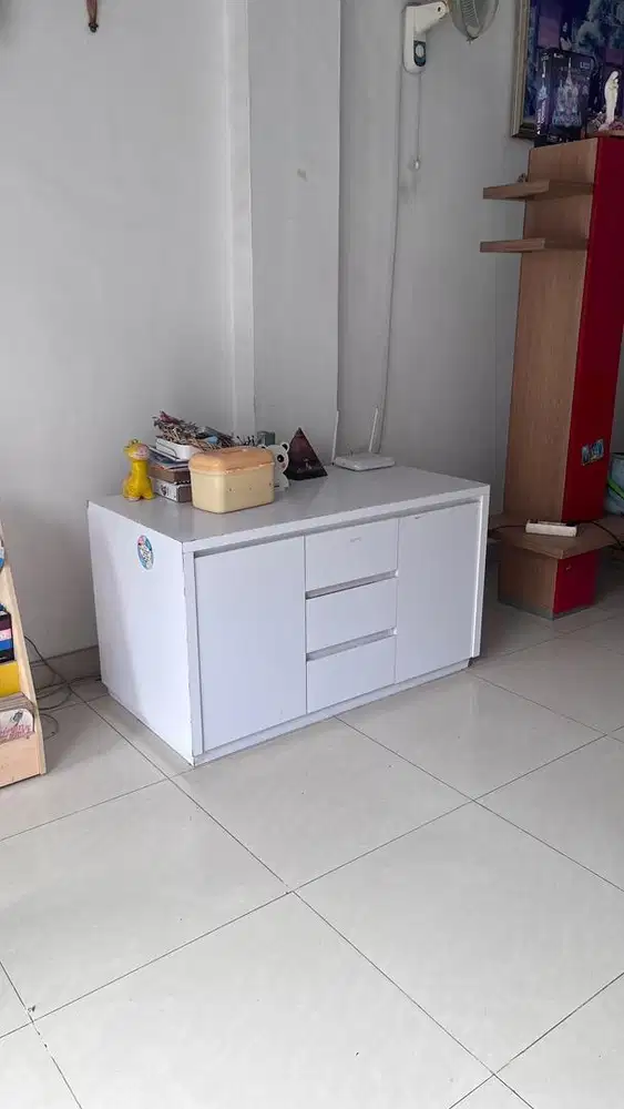 Lemari kecil panjang