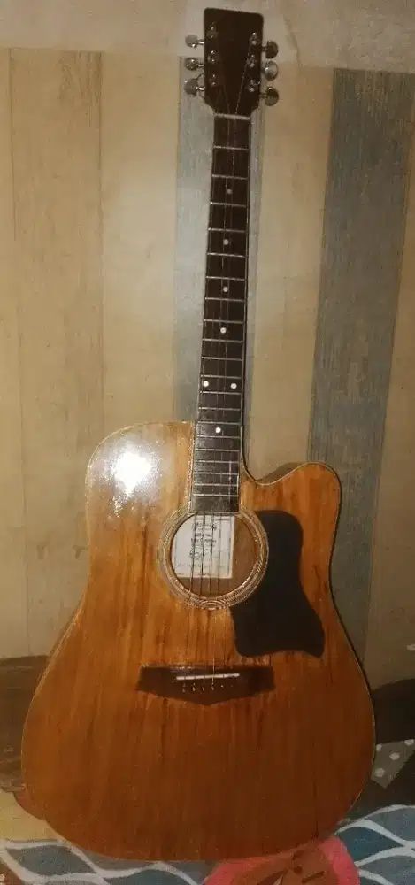 Gitar akustik siap pakai