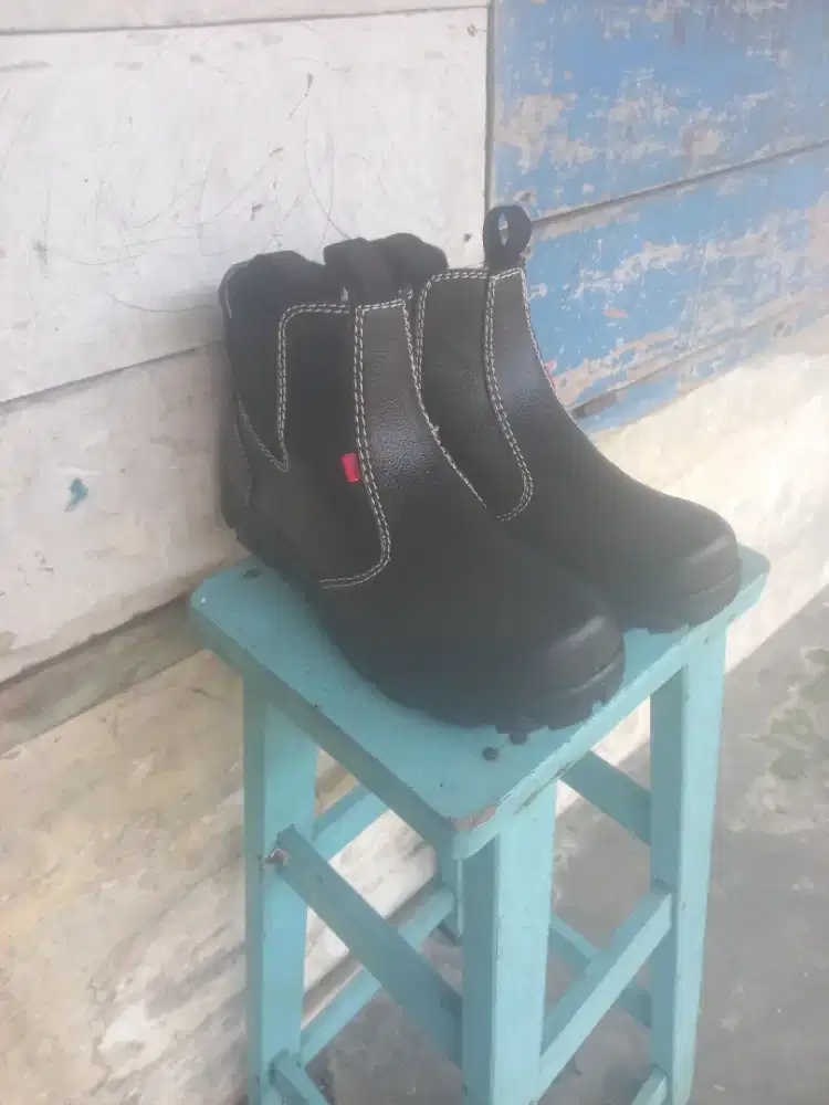 Sepatu Safety Slip On  Boots