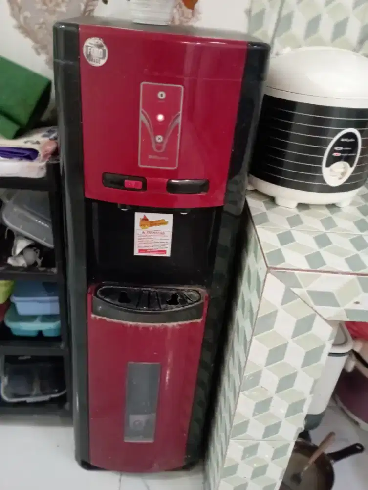 Dispenser  tinggi bisa  manasin air, bekas msh spt baru.