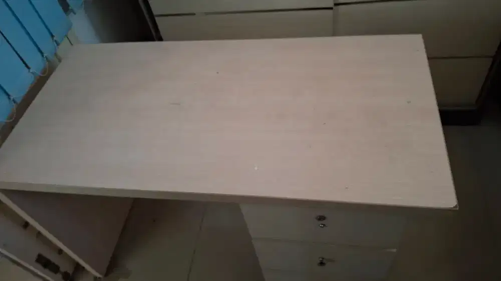 Meja Kantor Istimewa