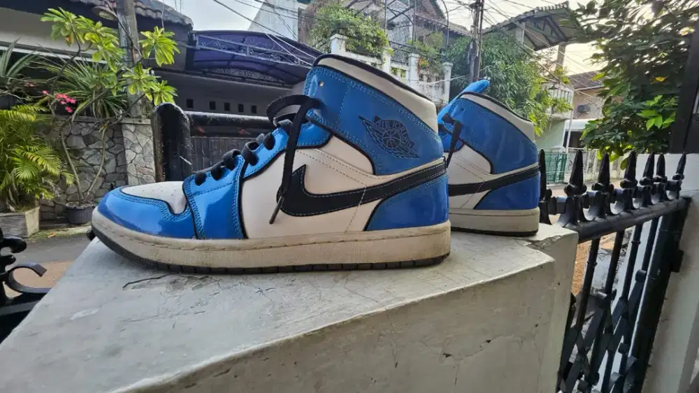 DIJUAL AIR JORDAN 1 MID blue white black.