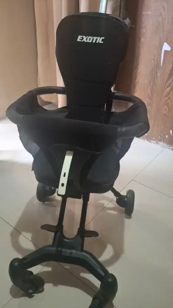 Stoller eksotic hitam
