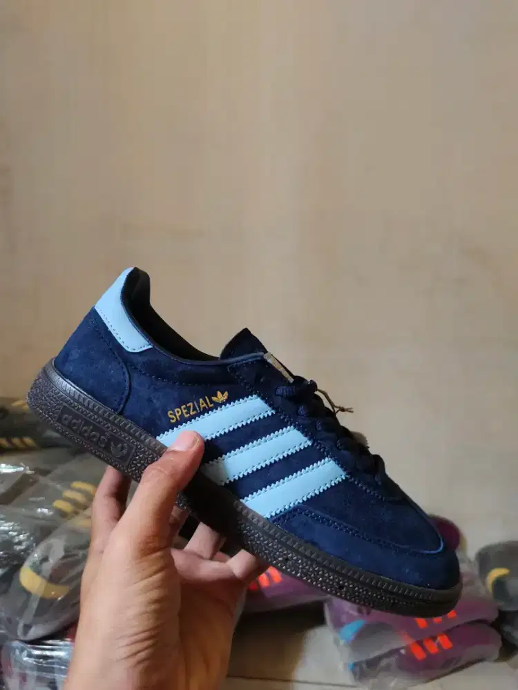 Adinda speasial biru navy