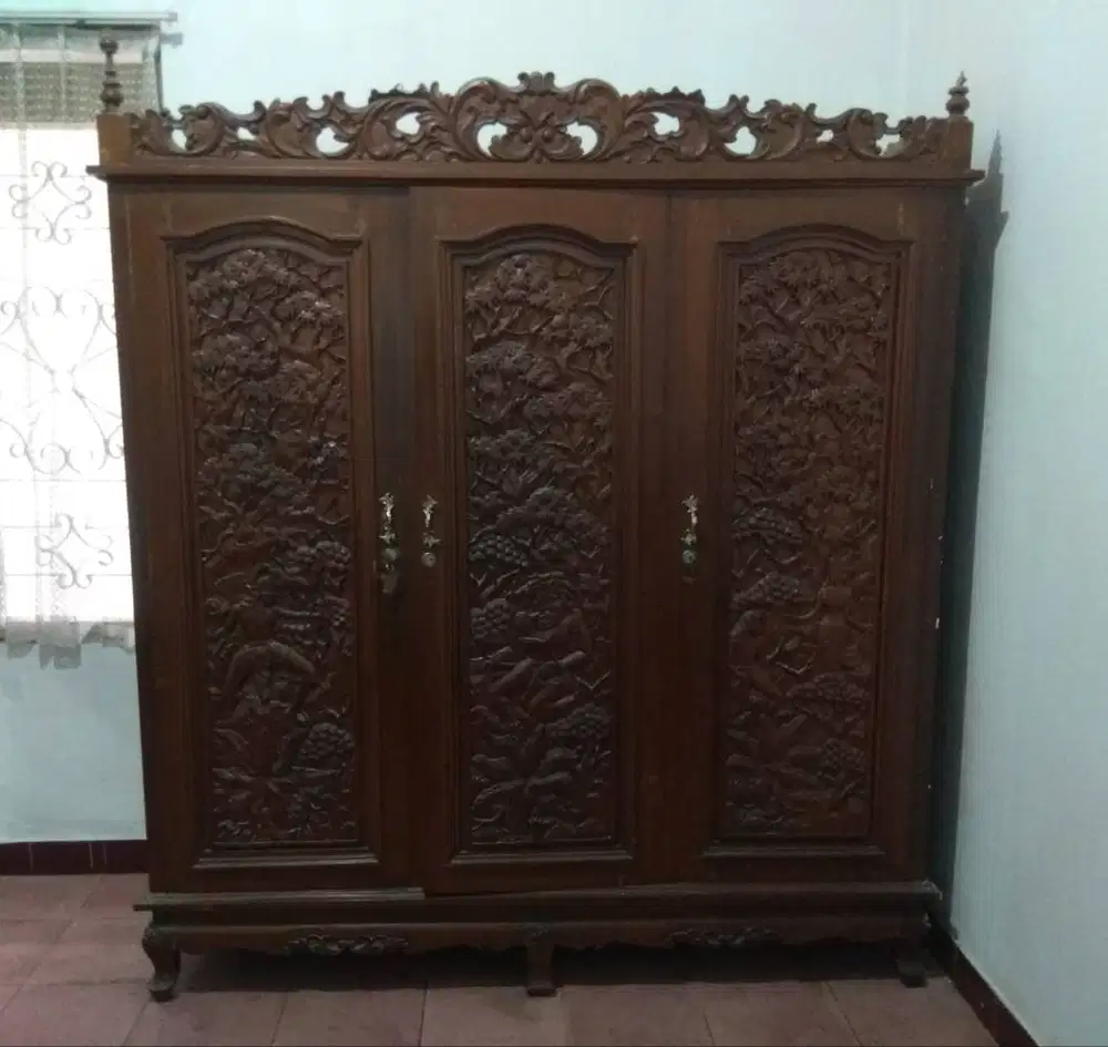 Lemari Jati Tua Solid Vintage Usia 50 Tahun Ukiran Klasik - Magelang