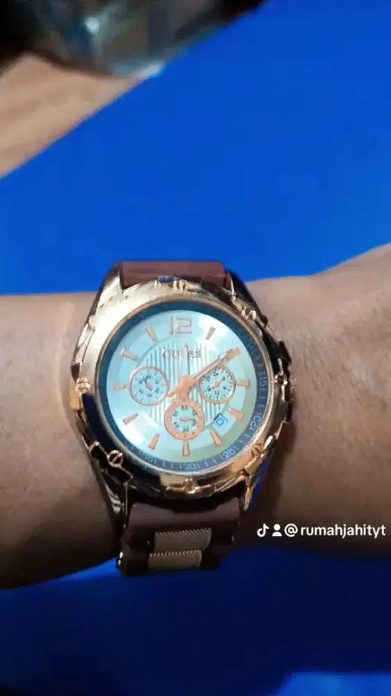 Jam tangan merk GUESS