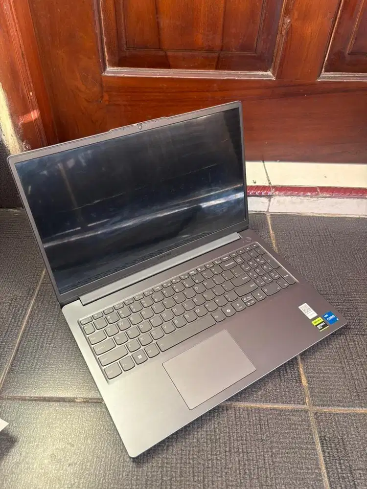 LENOVO LOQ 15IAX9E