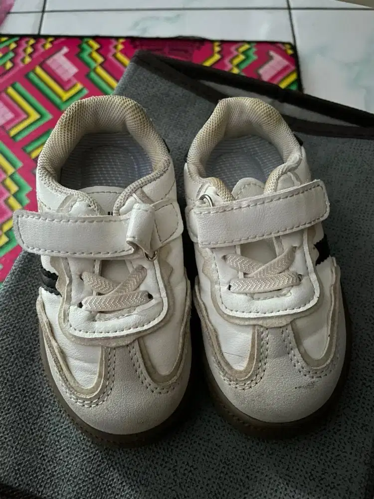 sepatu anak putih