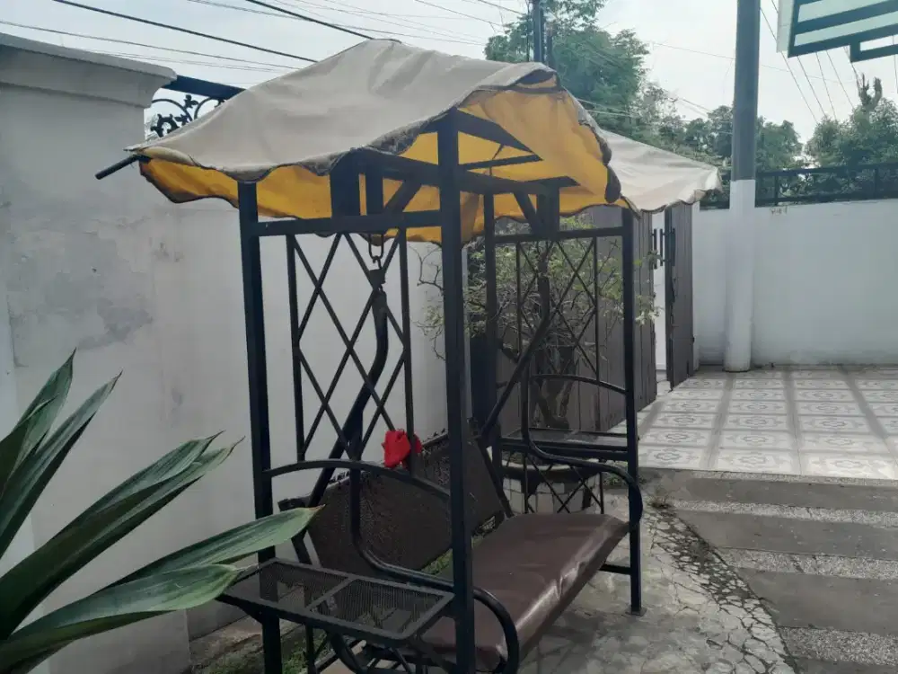 ayunan besi taman