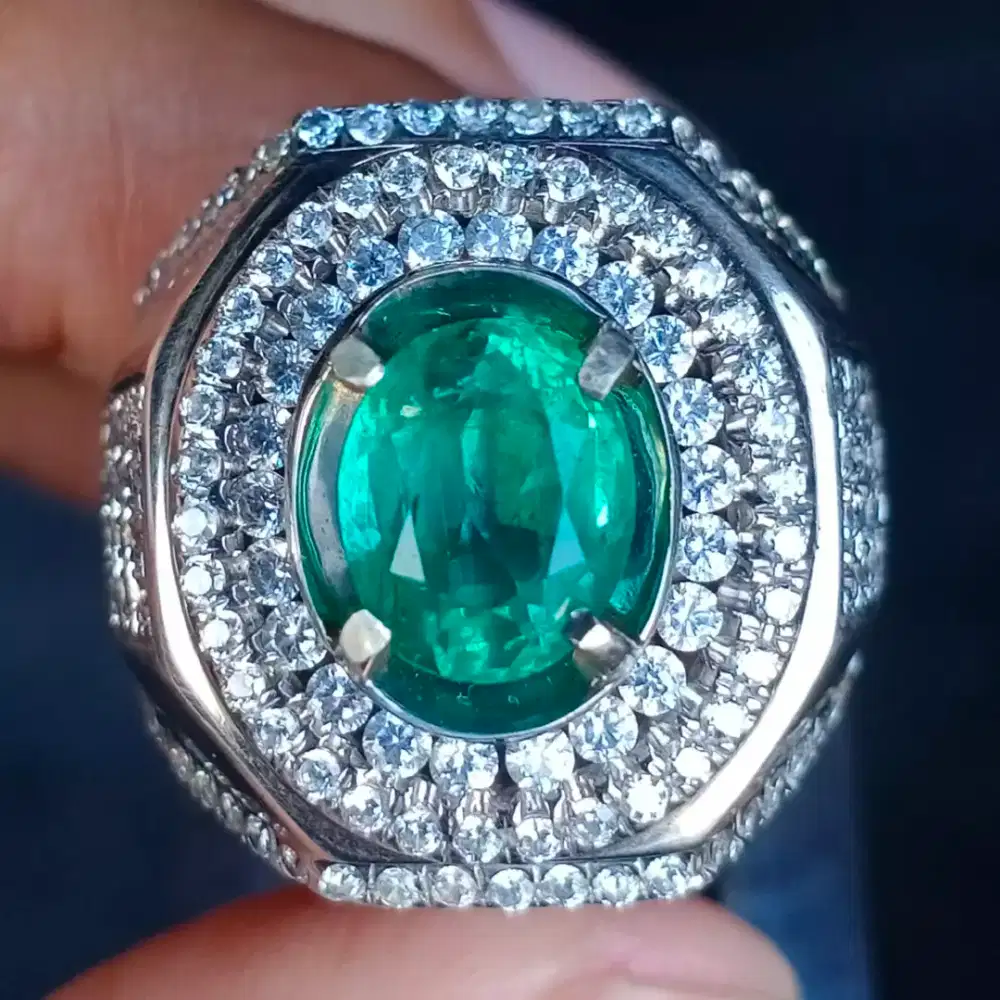 NATURAL EMERALD / ZAMRUD 2,34 CRT INSIGNIFICANT