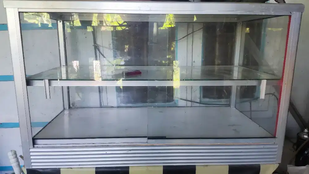 Etalase ukuran 100x50cm