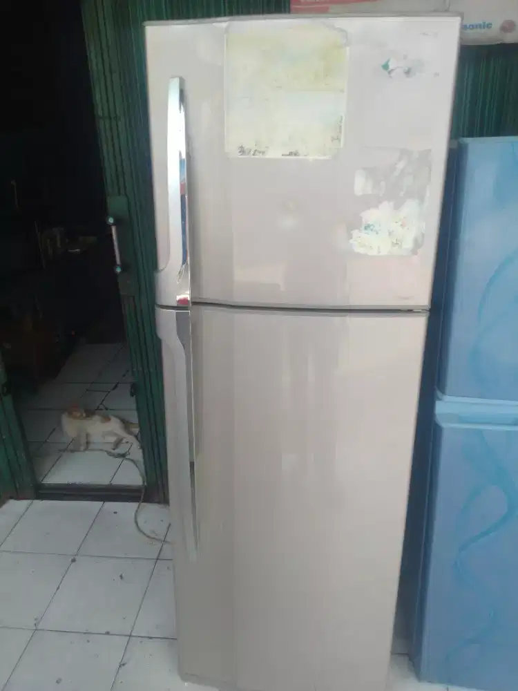 Kulkas 2 pintu jumbo Merk Toshiba. Normal,Joss.